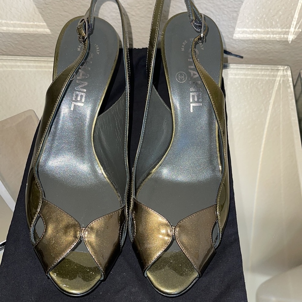 CHANEL HEELS NEW  38.5 PATENT‎ LEATHER METALLIC OLIVE GREEN 🫒 CHANEL DUST BAG - Picture 4 of 17
